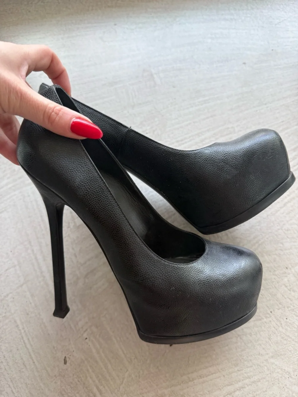 Saint Laurent Black Leather Tribute Pump - Picture 2 of 6